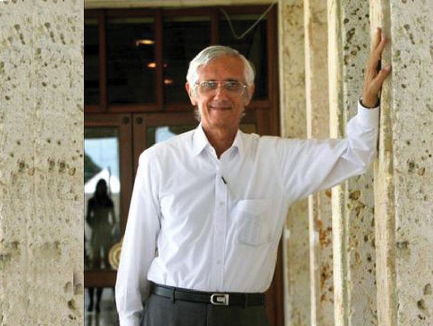 El poeta premiado posa para la prensa. (EFE)