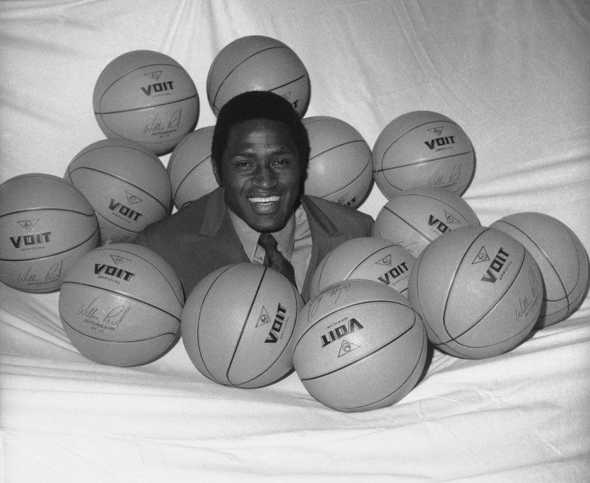 Willis Reed, jugador de los Knicks de Nueva York, posa rodeado de pelotas de baloncesto, el 14 de mayo de 1970.