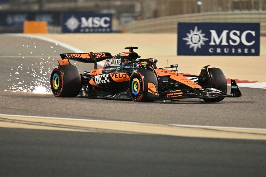 El piloto australiano de McLaren, Oscar Piastri, conduce durante la sesión de clasificación previa al Gran Premio de Fórmula 1 de Baréin en el Circuito Internacional de Baréin en Sakhir el 12 de abril de 2025.  El piloto australiano de McLaren, Oscar Piastri, conduce durante la sesión de clasificación previa al Gran Premio de Fórmula 1 de Baréin en el Circuito Internacional de Baréin en Sakhir el 12 de abril de 2025.
