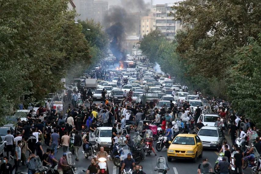 En Irán, las calles de Teherán se llenaron de protestas por muerte de una mujer en 2022&nbsp;