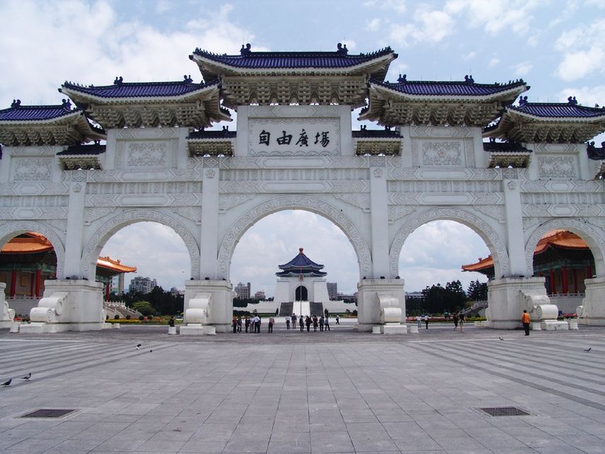 Entrada de la Plaza de la Libertad, donde se encuentra, al final, el Salón Conmemorativo Nacional de Chiang Kai-shek.