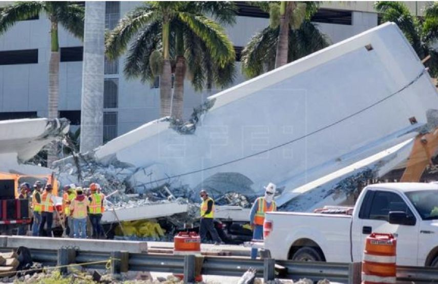 Vista del puente peatonal que se derrumbó en la Universidad Internacional de Florida (FIU) el 16 de marzo de 2018.