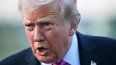 El presidente Donald Trump habla con periodistas.