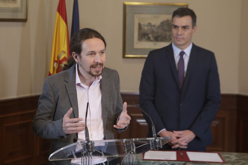 Pablo Iglesias habla a la prensa, junto a Pedro S&aacute;nchez