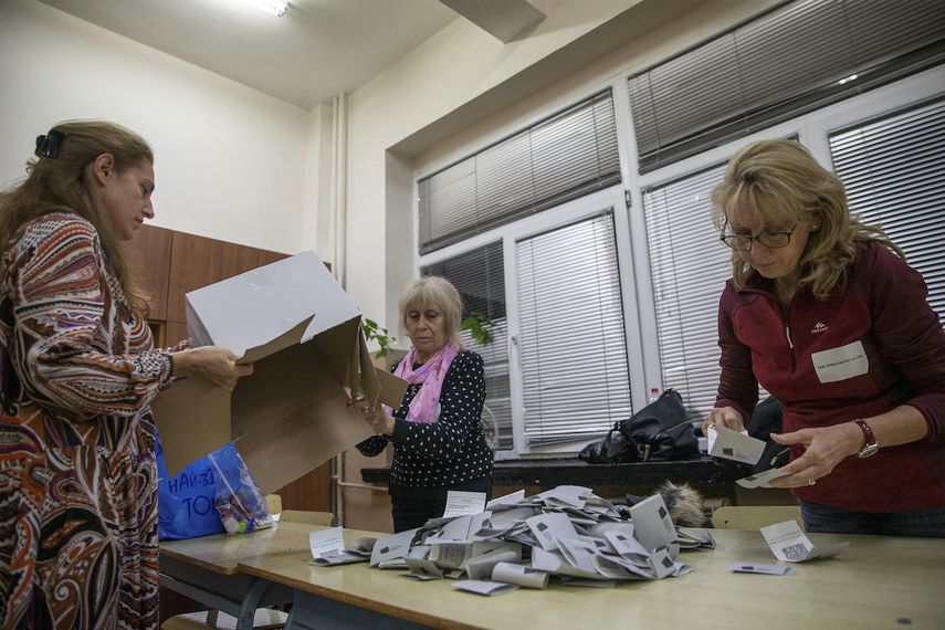 Funcionarias electorales cuentan los votos emitidos en las elecciones generales de Bulgaria, el 2 de octubre de 2022, en Sofía.&nbsp;