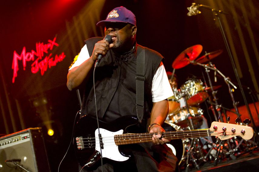 En esta foto de archivo tomada el 12 de julio de 2009: el bajista Robert Shakespeare del grupo de reggae jamaicano Sly and Robbie actúa en el escenario de Miles Davis durante un concierto con Bitty McLean en la 43a edición del Festival de Jazz de Montreux en Montreux, Suiza.&nbsp; &nbsp;