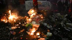 Simpatizantes del partido gobernante Libertad y Refundación (LIBRE) queman basura durante una protesta para denunciar fraude electoral en las últimas elecciones en Tegucigalpa el 15 de diciembre de 2025.