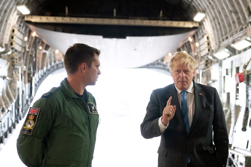 El primer ministro británico, Boris Johnson (derecha), hace un gesto mientras habla con el sargento de escuadrón Air Loadmaster 99, Tom Clare (izquierda), a bordo de un C17, después de llegar a la RAF Brize Norton, al oeste de Londres, después de haber regresado de Kyiv en Ucrania, el 18 de junio de 2022.
