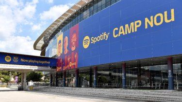 Esta fotografía tomada el 1 de julio de 2022 muestra el logotipo de Spotify Technology SA en la pancarta de la entrada del estadio Camp Nou de Barcelona.