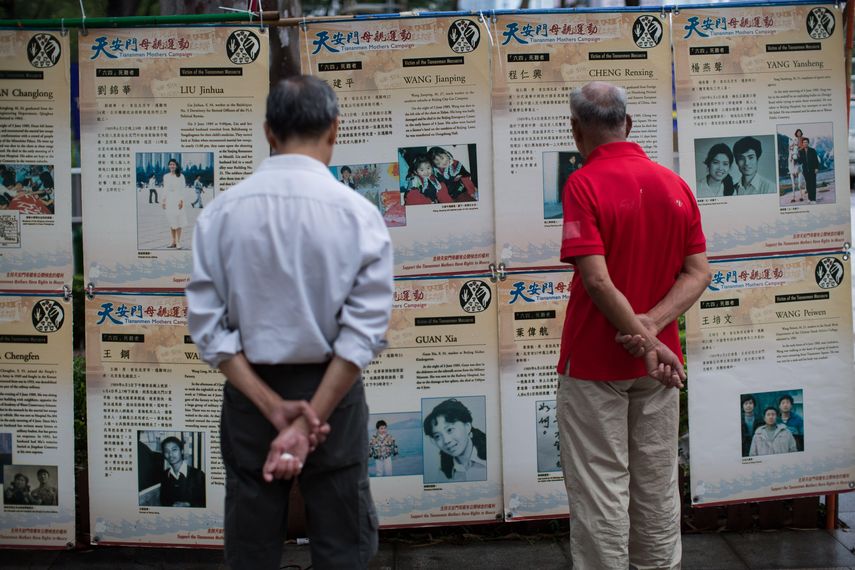 Dos hombres leen biografías de varias de las víctimas de la matanza de&nbsp;Tiananmen&nbsp;de 1989, antes de la vigilia anual para recordar el aniversario de la masacre en el Victoria Park de Hong Kong, China.