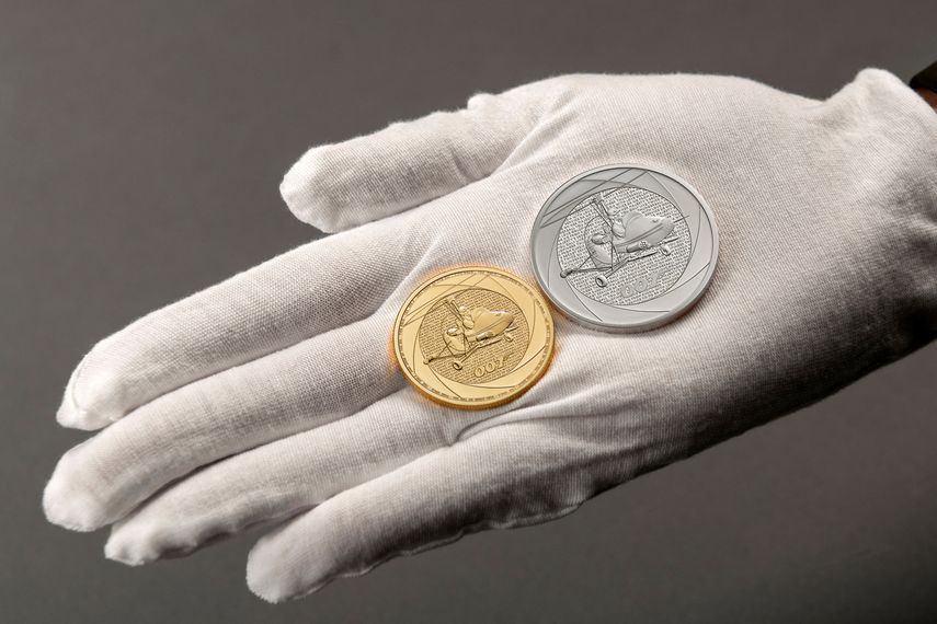 Una imagen sin fecha publicada por la Royal Mint, recibida en Londres el 15 de noviembre de 2023, muestra el reverso de las monedas en lingotes de oro y plata con el tema de James Bond presentadas para celebrar las seis décadas de 007.