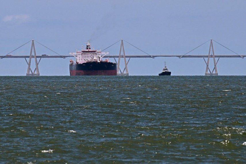 El petrolero Avril, con bandera de Guinea, espera su turno para cargar crudo en el lago de Maracaibo, estado Zulia, Venezuela, el 9 de mayo de 2025. Una fila de barcos esperaba su turno para cargar petróleo en el lago de Maracaibo el 9 de mayo de 2025, dos semanas antes de que la petrolera estadounidense Chevron suspendiera sus operaciones en Venezuela debido a las sanciones estadounidenses.&nbsp;