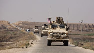 Vehículos blindados estadounidenses patrullan la zona segura entre Siria y la frontera turca con el Consejo Militar de Tal Abyad, cerca de Tal Abyad, Siria, en septiembre de 2019. 