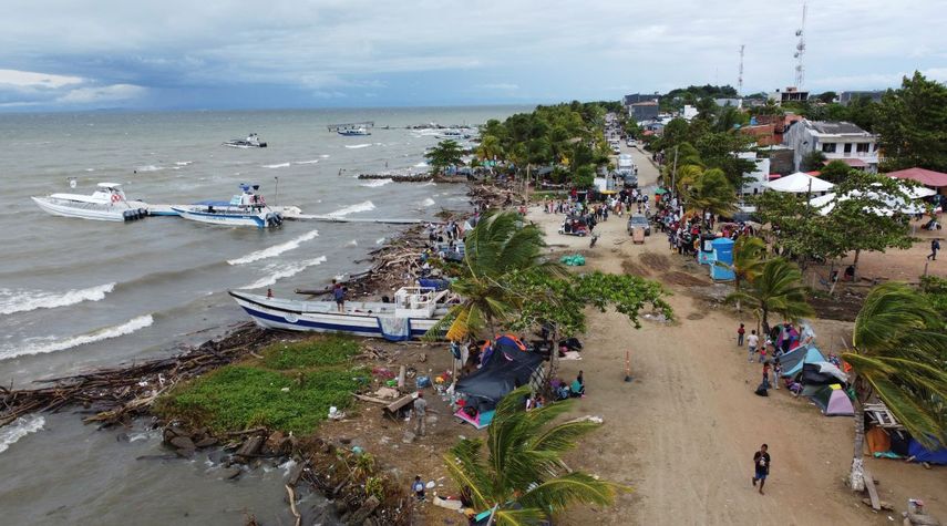 Migrantes se reúnen en Necoclí, Colombia, un punto de parada para los migrantes que toman embarcaciones hacia Acandí, una localidad que conduce a la selva del Tapón del Darién.