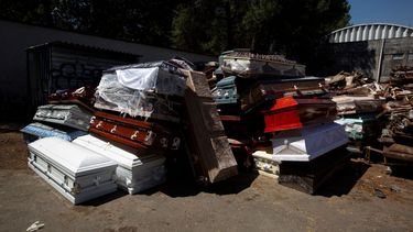 Pilas de ata&uacute;des de v&iacute;ctimas del COVID-19 que han sido cremadas, previo a que sean destruidos en la Ciudad de M&eacute;xico, el lunes 4 de mayo de 2020.