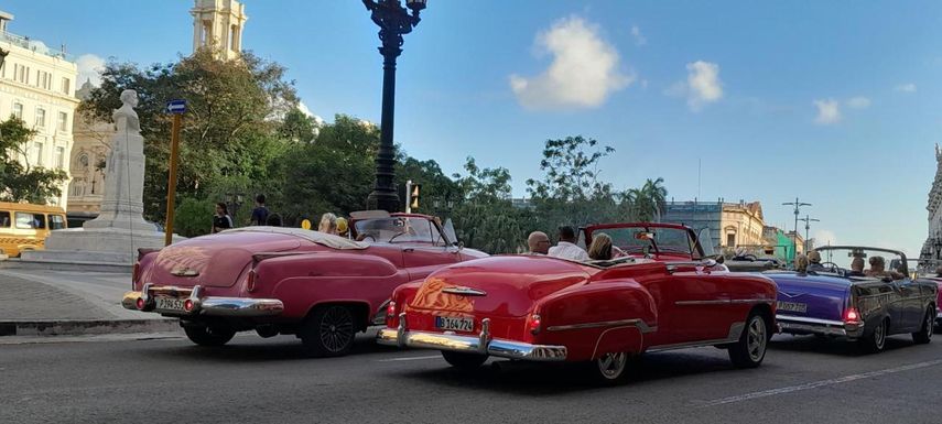Autos clásicos se pasean por La Habana.&nbsp;DIARIO DE CUBA