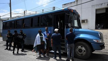 Migrantes irregulares, principalmente venezolanos que intentan llegar a Estados Unidos, fueron interceptados este miércoles en una estación de autobuses en Guatemala.