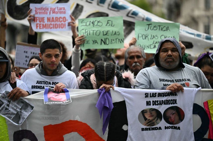 Parientes y amigos de las tres adolescentes asesinadas asisten a una protesta bajo la consigna: No hay víctimas buenas ni malas, solo femicidios, haciendo referencia a su supuesta relación con el trabajo sexual, en Buenos Aires, el 27 de septiembre de 2025.