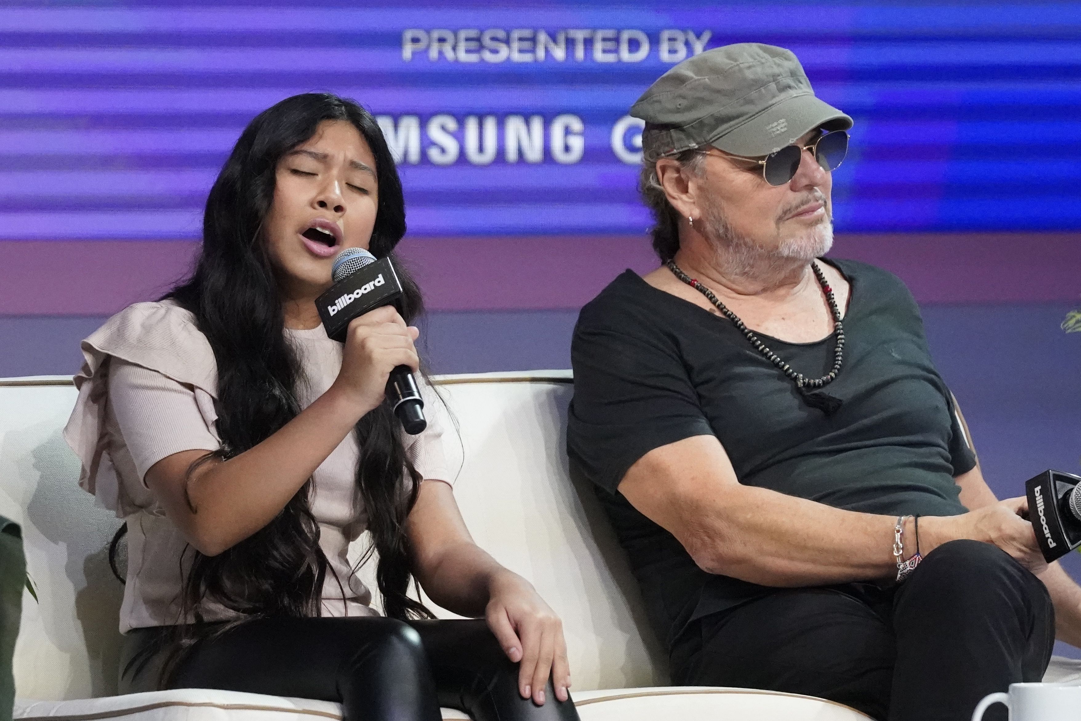 Fher Olvera del grupo Maná, a la derecha, escucha a la joven Mabel cantar durante una conferencia de la Semana de la Música Latina de Billboard, el miércoles 22 de septiembre de 2021 en Miami Beach, Florida. Fher Olvera del grupo Maná, a la derecha, escucha a la joven Mabel cantar durante una conferencia de la Semana de la Música Latina de Billboard, el miércoles 22 de septiembre de 2021 en Miami Beach, Florida.