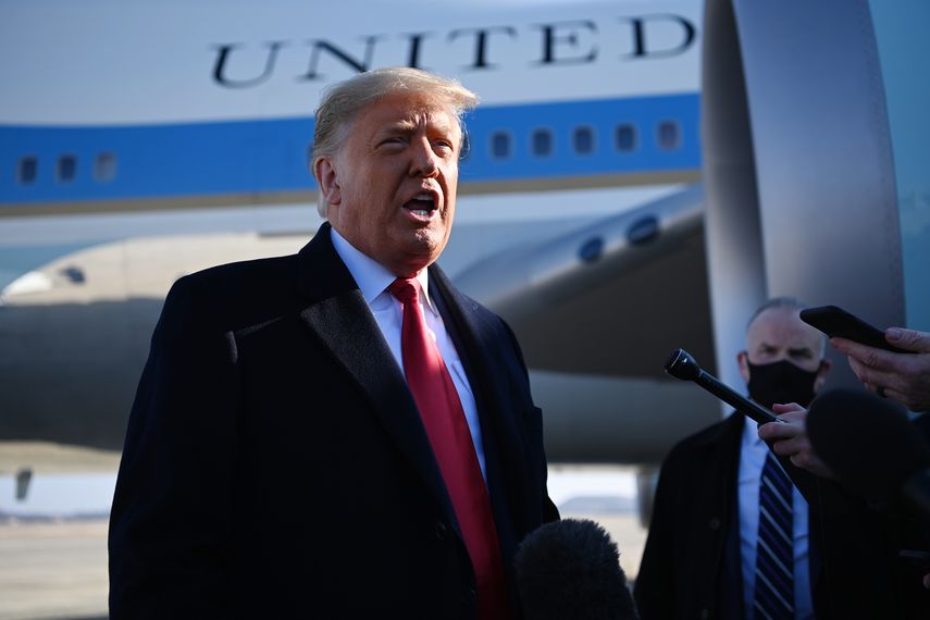 El presidente Donald Trump habla antes de tomar el Air Force One en la Base Andrews.