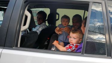 Varias personas no identificadas se disponen a ir al aeropuerto desde la instalación del grupo misionero estadounidense Christian Aid Ministries en Titanyen, al norte de Puerto Príncipe, Haití, el 16 de diciembre de 2021.&nbsp;