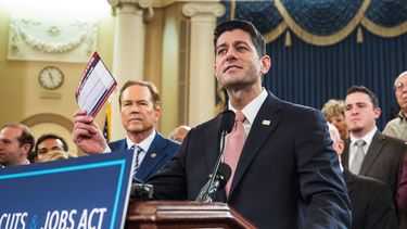 El presidente de la Cámara de Representantes de EEUU, el republicano Paul Ryan (c), comparece sobre la revisión de impuestos del Partido Republicano, en el edificio Longworth, en Washington.