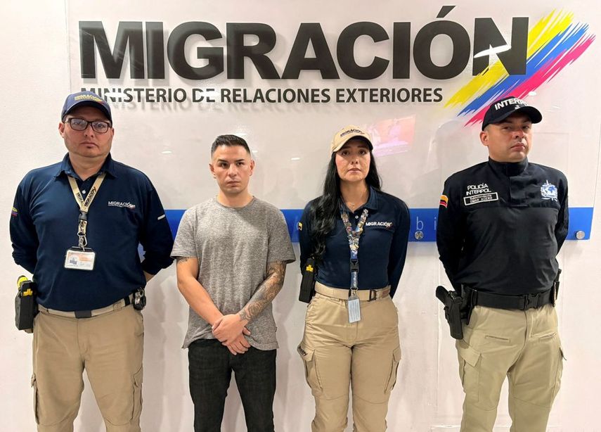 La fotografía, difundida por la oficina de prensa de Migración de Colombia, muestra a Ángel Aguilar (segundo por la izquierda), alias «Lobo Menor», líder del grupo armado organizado ecuatoriano Los Lobos, tras su captura en Bogotá el 18 de marzo de 2026. Las autoridades colombianas detuvieron a Aguilar, vinculado al asesinato del candidato presidencial ecuatoriano Fernando Villavicencio en 2023, poco antes de las elecciones en Ecuador, según informó la oficina de migración el 18 de marzo de 2026.