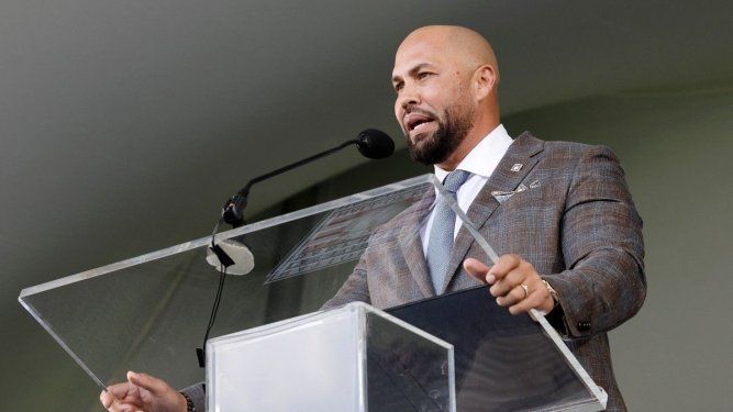 Carlos Beltrán, quien será incorporado al Salón de la Fama, pronuncia su discurso durante la ceremonia de ingreso en el Salón de la Fama del Béisbol en el Clark Sports Center el 26 de julio de 2026 en Cooperstown, Nueva York.&nbsp;