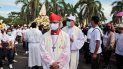 El cardenal católico romano Leopoldo Brenes participa en una procesión de la Virgen de Fátima dentro de los terrenos de la Catedral Metropolitana de Managua el 13 de agosto de 2022.