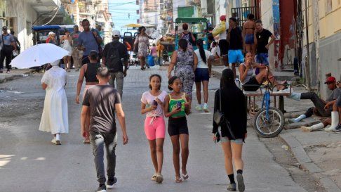 Personas caminan por una calle este jueves en La Habana, Cuba.