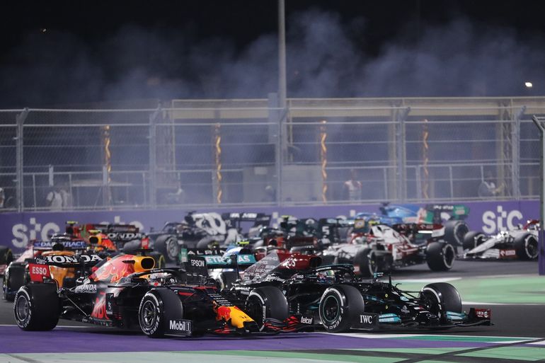 Max Verstappen (izquierda) de Red Bull y Lewis Hamilton de Mercedes luchan en el Gran Premio de F&oacute;rmula 1 de Arabia Saudita, el domingo 5 de diciembre de 2021, en el circuito de Yeda, Arabia Saudita.&nbsp;