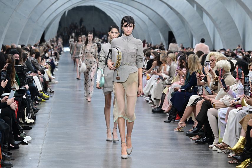 moda italiana se luce en Milán tras ventas