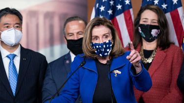 La presidenta de la Cámara de Representantes de Estados Unidos, Nancy Pelosi, con los gerentes de juicio político de la Cámara de Representantes, habla con la prensa después de que el Senado votara a favor de exonerar al expresidente estadounidense Donald Trump, en el Capitolio de Estados Unidos en Washington, DC, el 13 de febrero de 2021. &nbsp;
