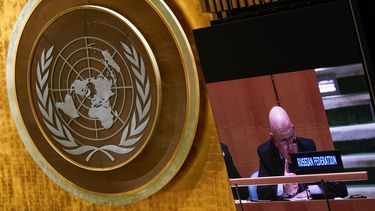 El embajador ruso para Naciones Unidas, Vasily Nebenzya, habla durante una reunión de emergencia de la Asamblea General de Naciones Unidas, en la sede de la ONU, el jueves 24 de marzo de 2022.