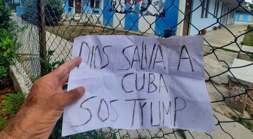Carteles exhibidos en diferentes provincias cubanas.