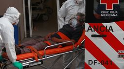 Personal m&eacute;dico de M&eacute;xico traslada a paciente contagiado de Coronavirus.