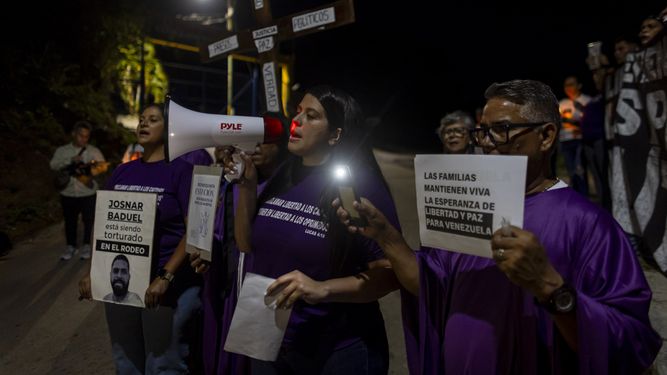Familiares de presos políticos en la cárcel del Rodeo I escenificaron el viacrucis en Semana Santa el 1 de abril 2026.