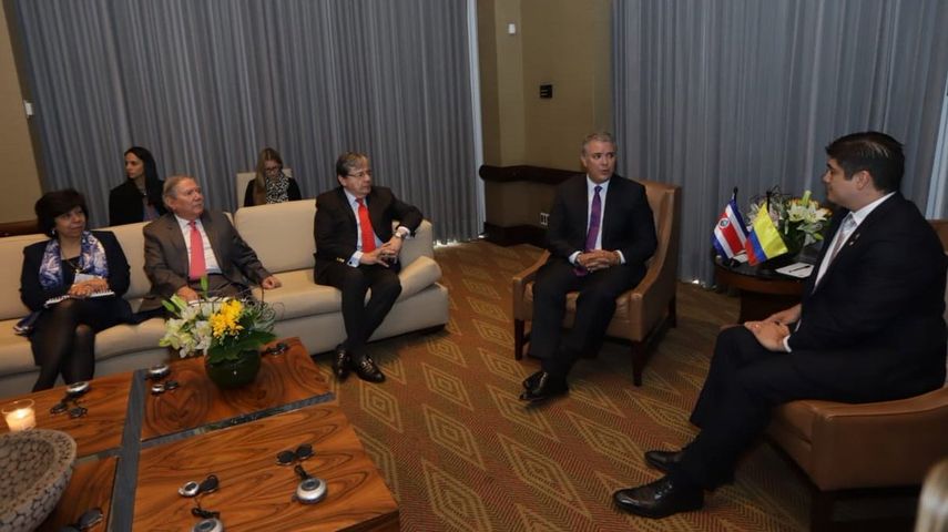 Iván Duque,nuevo presidente de Colombia, reunido con diferentes comitivas que asistieron a su toma de mando.&nbsp;