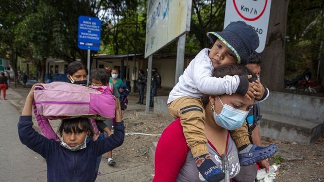 Migrantes hondureños caminan hacia el cruce fronterizo entre Guatemala y Honduras, en El Florido, Guatemala, el martes 19 de enero de 2021.&nbsp; &nbsp;