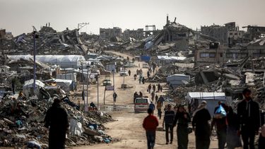 La gente camina entre los escombros de los edificios destruidos en el campamento de Jabalia para refugiados palestinos, en el norte de la Franja de Gaza, el 8 de febrero de 2026.