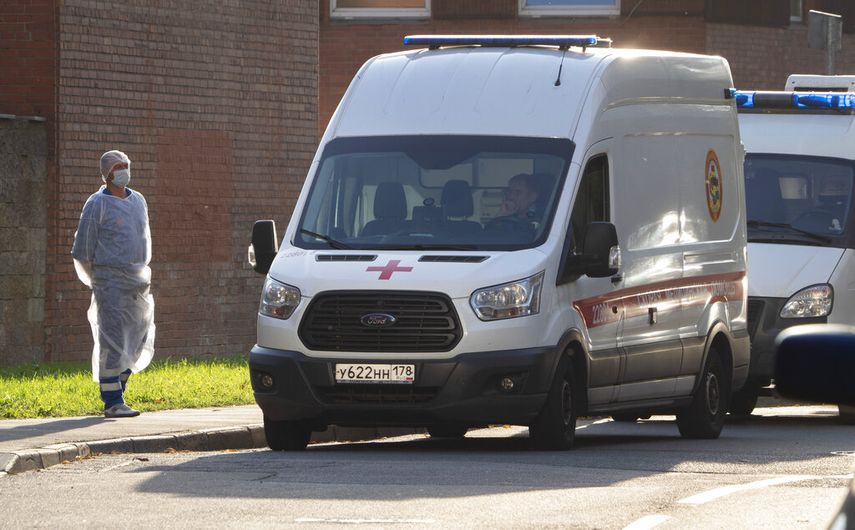 Una ambulancia que transporta personas que podrían tener el coronavirus, en San Petersburgo, Rusia, el 1 de octubre del 2020.