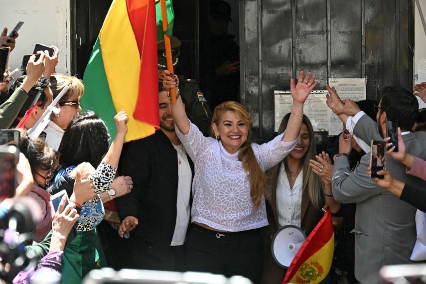 La expresidenta Jeanine Áñez sale de la cárcel de mujeres de Miraflores en La Paz.  