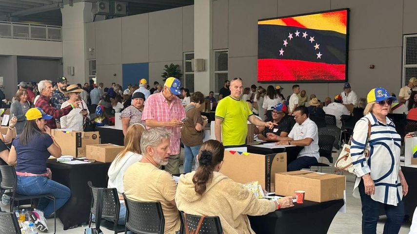 Venezolanos del sur de Florida ejercen su derecho al voto en la jornada de elecciones primarias que se lleva a cabo para elegir al candidato de la oposición que participará en los comicios presidenciales en Venezuela, en 2024.&nbsp;