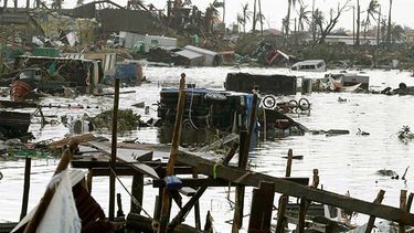 La cifra de muertes en Filipinas por uno de los tifones más fuertes que se hayan registrado rebasó los 5.000, y es probable que aumente más, dijeron ayer las autoridades. (AP)