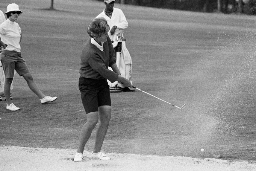 En foto del 25 de noviembre de 1996, Kathy Whitworth en el Women Titleholder Golf Tournament en Augusta, Georgia.