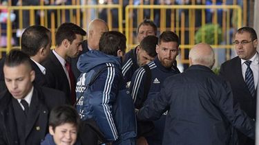 El momento cuando los agentes de seguridad retiraban al pequeño que intentó acercarse a Messi.