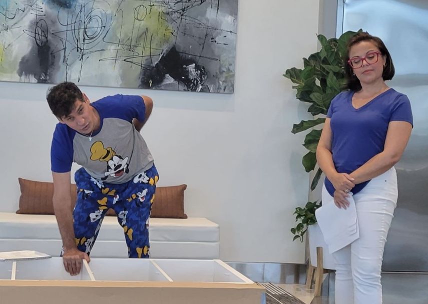 Los actores Adrián Mas y Tania Guzman.