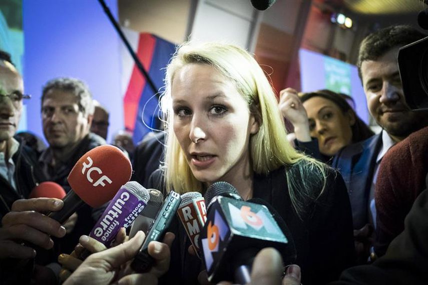 Marine Le Pen habla con la prensa en París después de conocerse los resultados que dieron 28% de apoyo a su partido, en la primera vuelta (EFE)