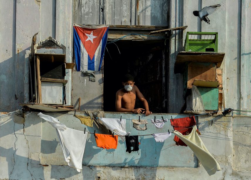 Un hombre con una mascarilla en un balc&oacute;n de La Habana, Cuba, el 11 de abril de 2020.&nbsp;