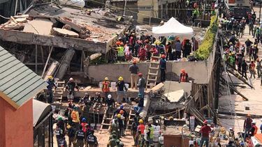 Rescatistas en el Colegio&nbsp;Rébsamen.